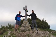 54 Alla croce di vetta del Cancervo (1831 m) Michele e Leonardo